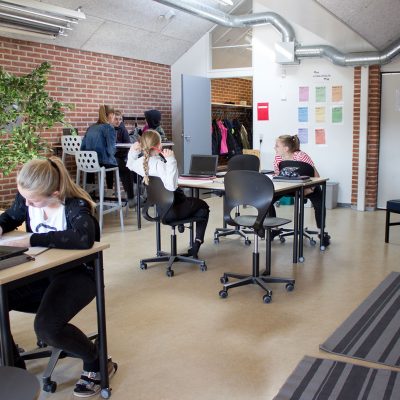FLS-Hojer-Mobler-Lernen-Skandinavien-Klassenraum