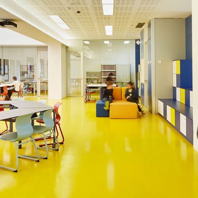 Floetottto_Learning_Spaces_Lernlandschaft_dritter_paedagoge_Schulmoebel_rot_blau_schmal